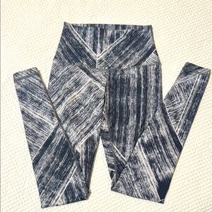 Lululemon athletica printed leggings high waist roll
Down black white 4